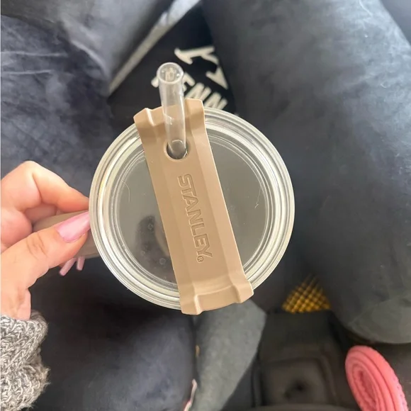 Stanley 40oz Tumbler - Picture 3 of 5